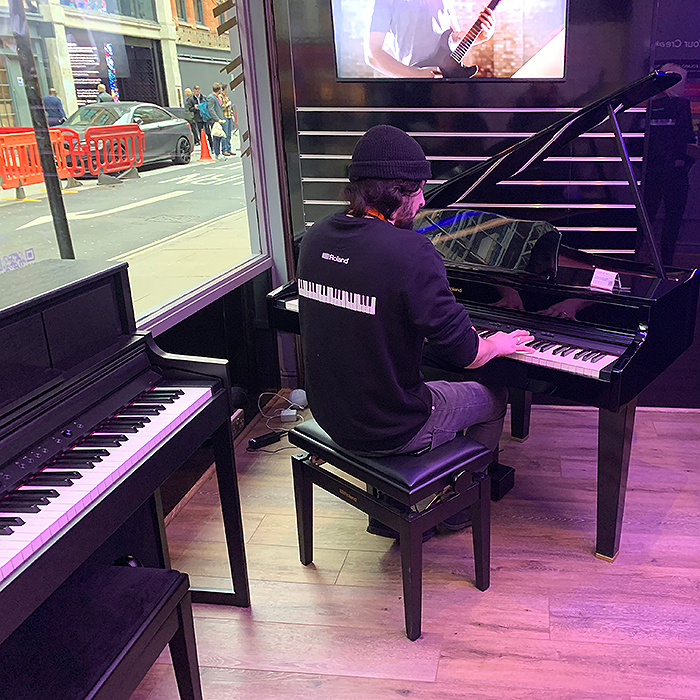 Roland Corporation Introduces Roland AR – Augmented Reality for Pianos «  MMR Magazine – Musical Merchandise Review